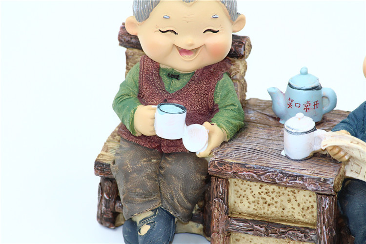 Tượng ông bà hạnh phúc - Đọc báo uống trà