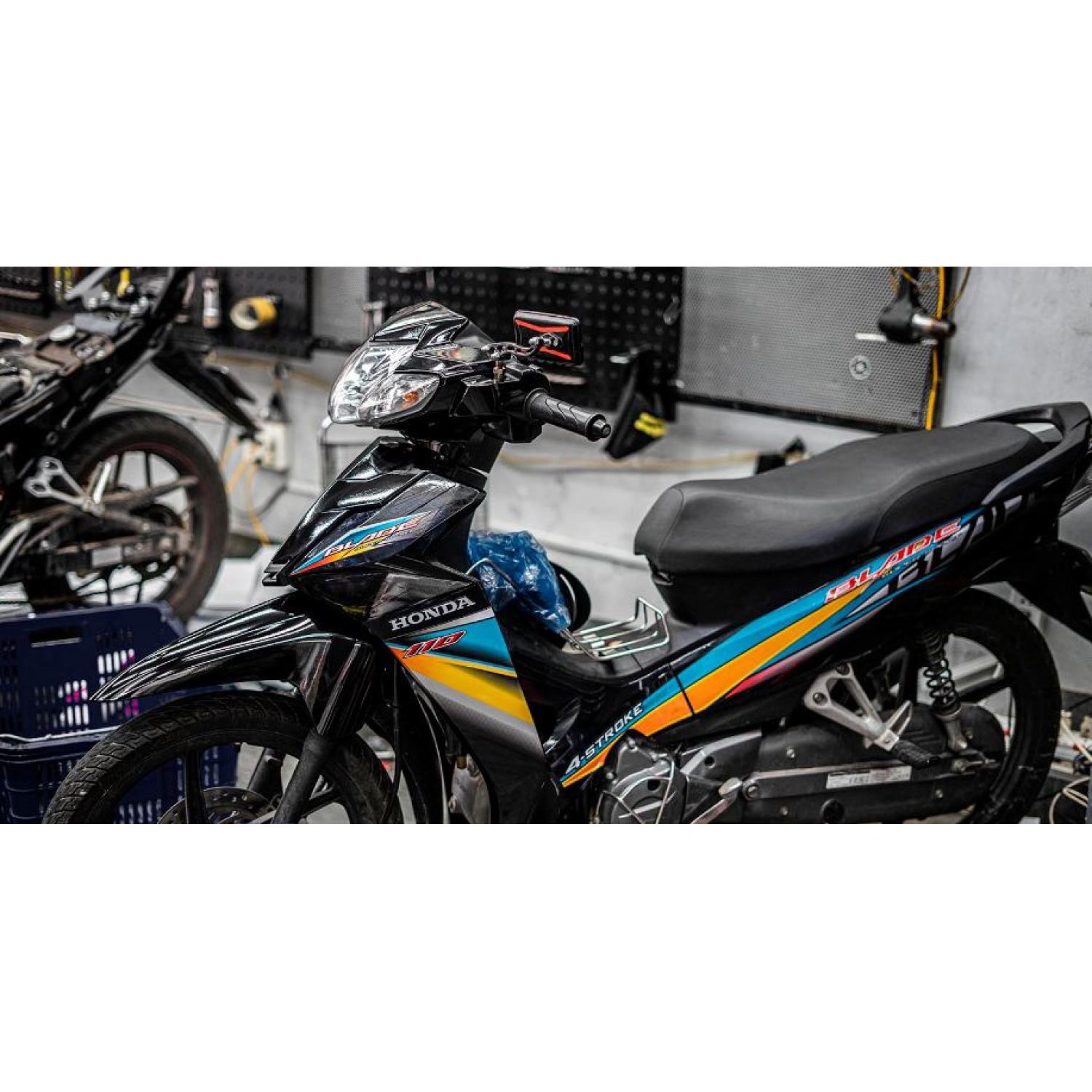 Tem rời honda wave blade 110 dán xe đen bóng phối xanh vàng