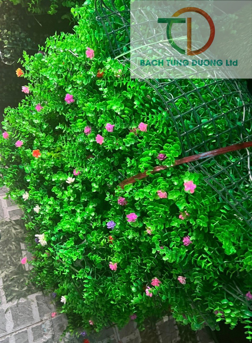 Thảm cỏ tai chuột nhân tạo có hoa trang trí
