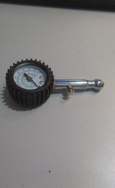 Đồng hồ đo áp suất lốp xe