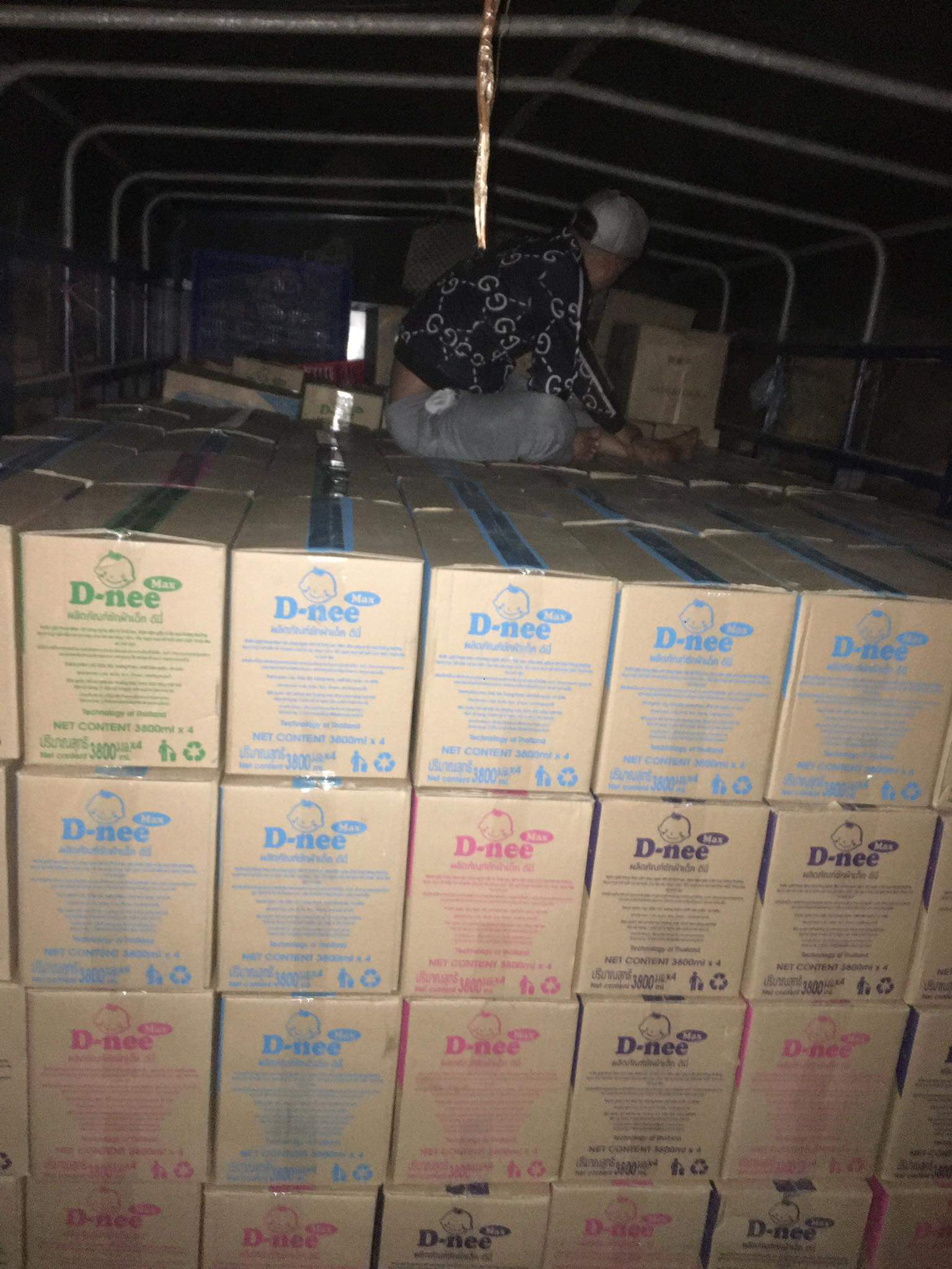 Nước giặt Dnee max 3800ml xanh dương