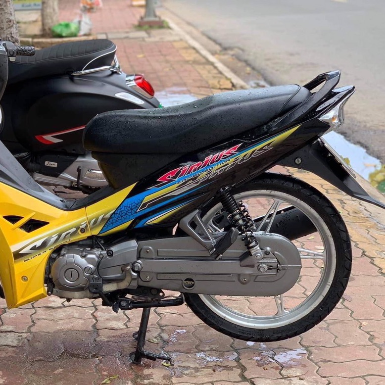 Tem rời Sirius hoa văn dán xe vàng bụng sau đen