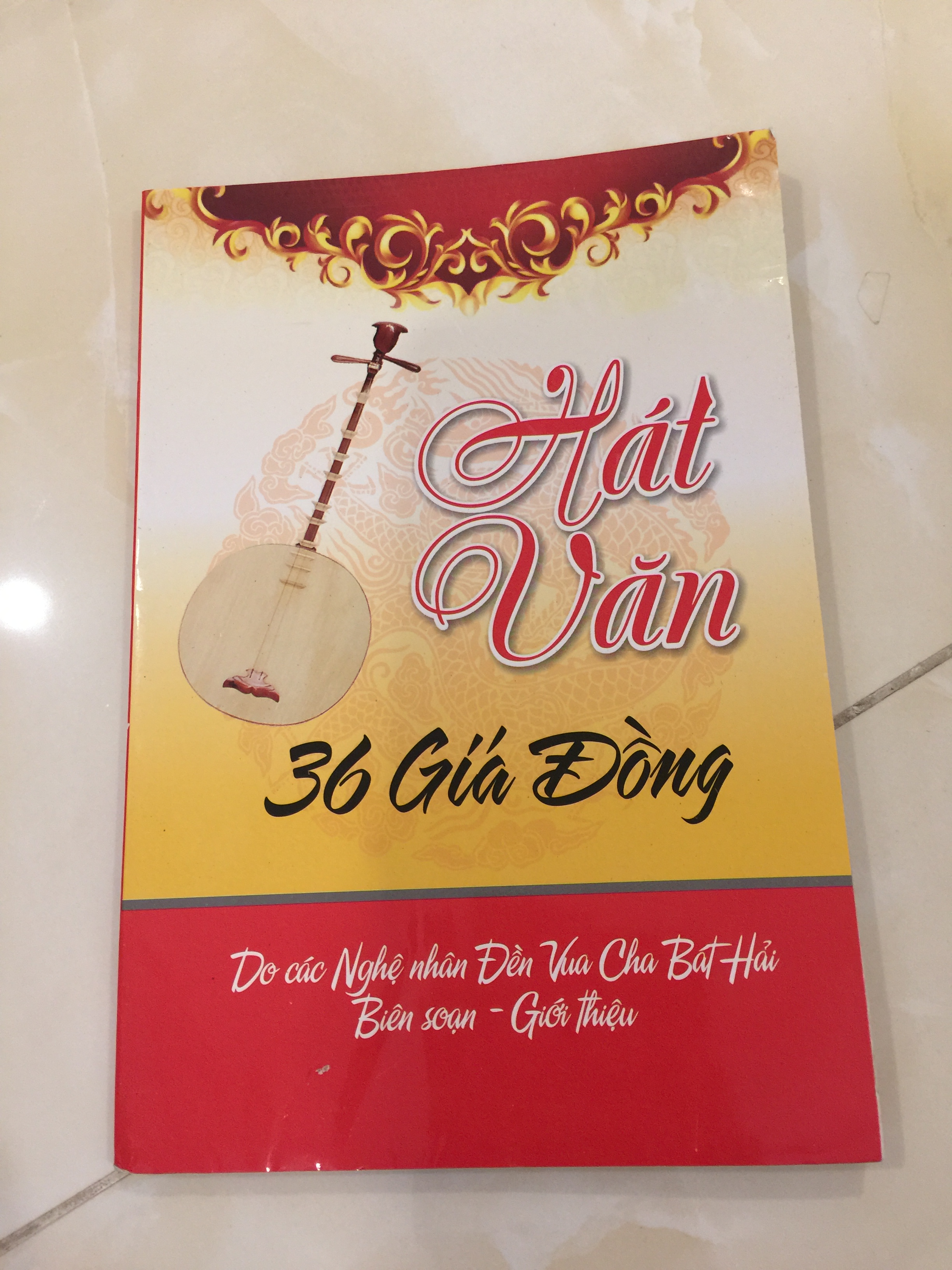 Sách hát văn 36 giá đồng