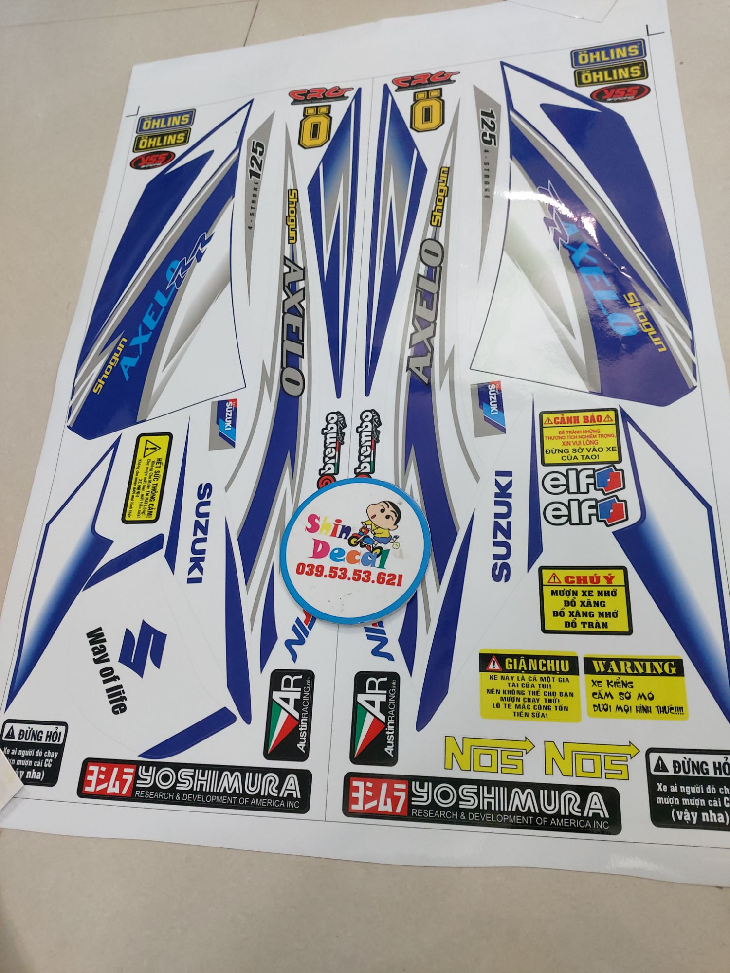 Tem xe suzuki axelo trắng xanh tặng logo