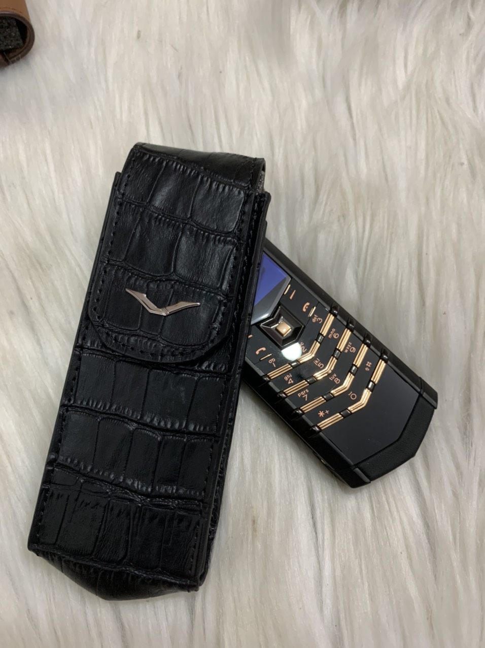 Bao da Vertu Singnature S đứng dập vân đen