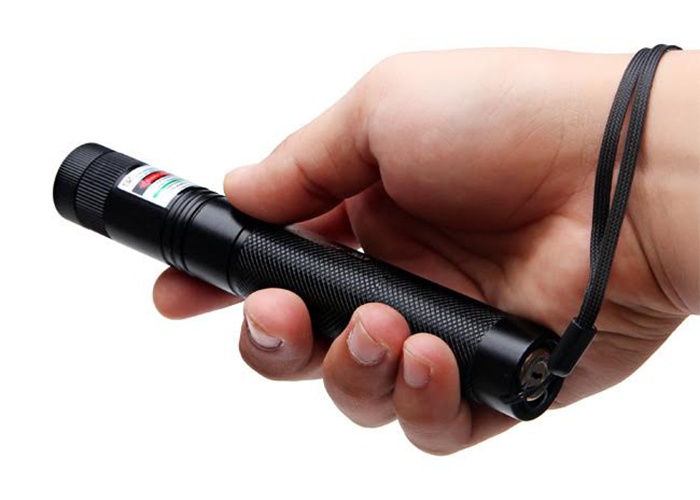 (TẶNG QUE CHỌC SIM)Đèn pin Laser 303 tia xanh