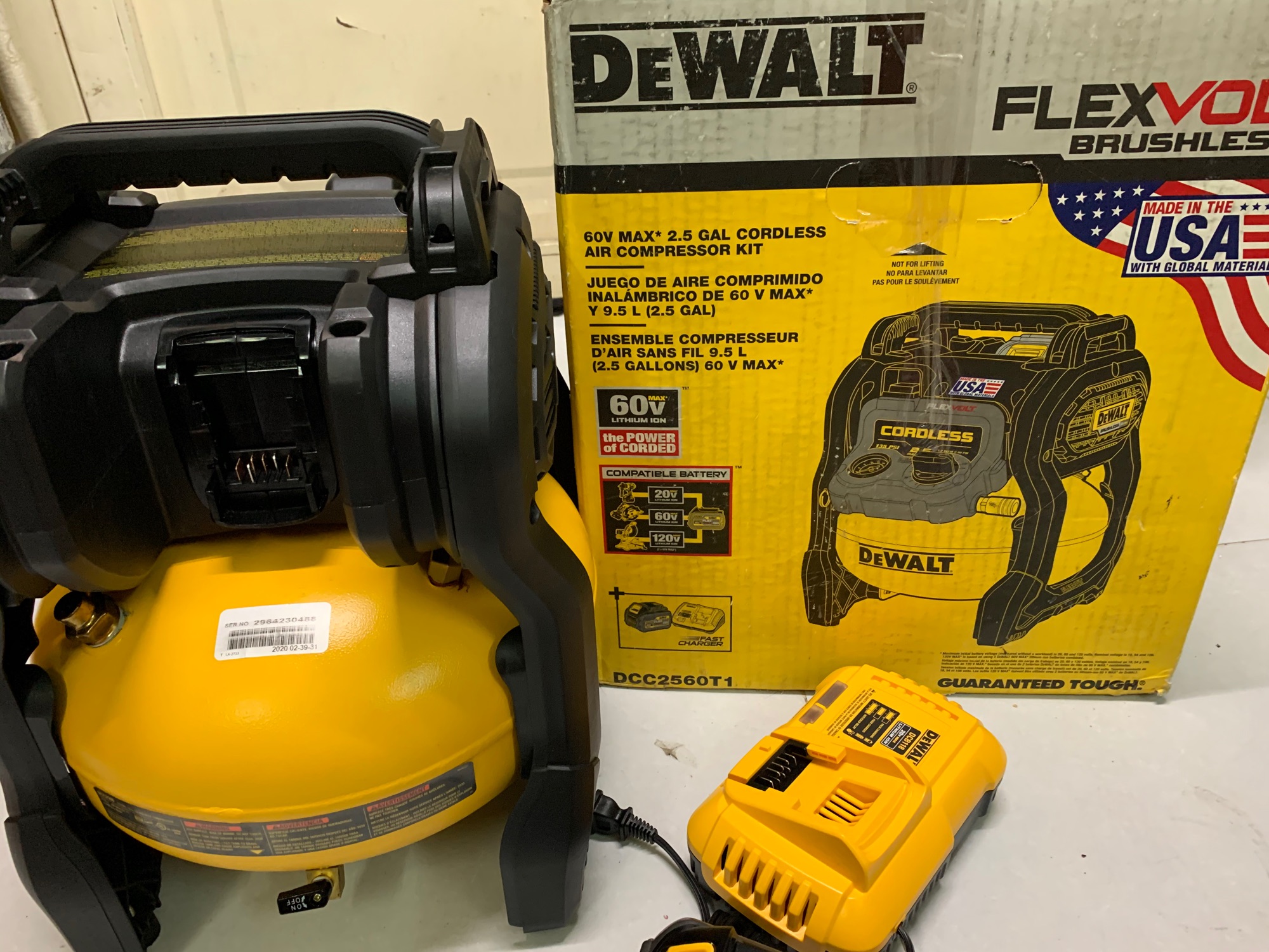 [HCM]Máy bơm hơi Dewalt DCC2560 USA