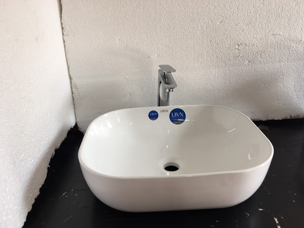 Chậu rửa mặt lavabo đặt bàn đá sứ trắng BRM-50
