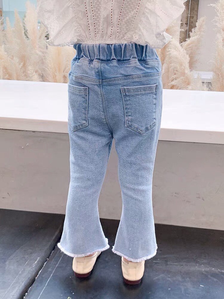 Quần jeans loe ống xẻ đính nơ trắng cho bé