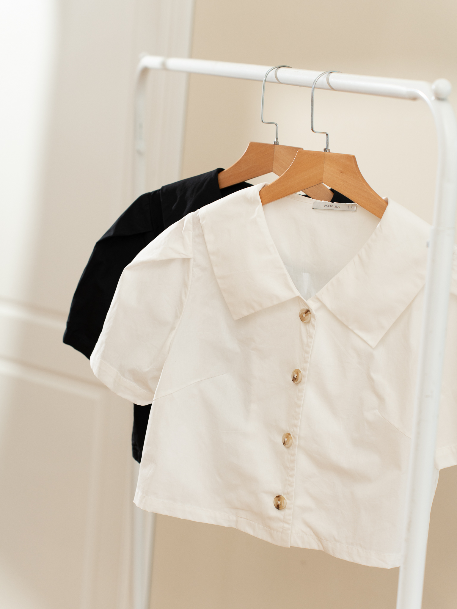 Sơ Mi Croptop Cổ Sen Nhọn Madelen