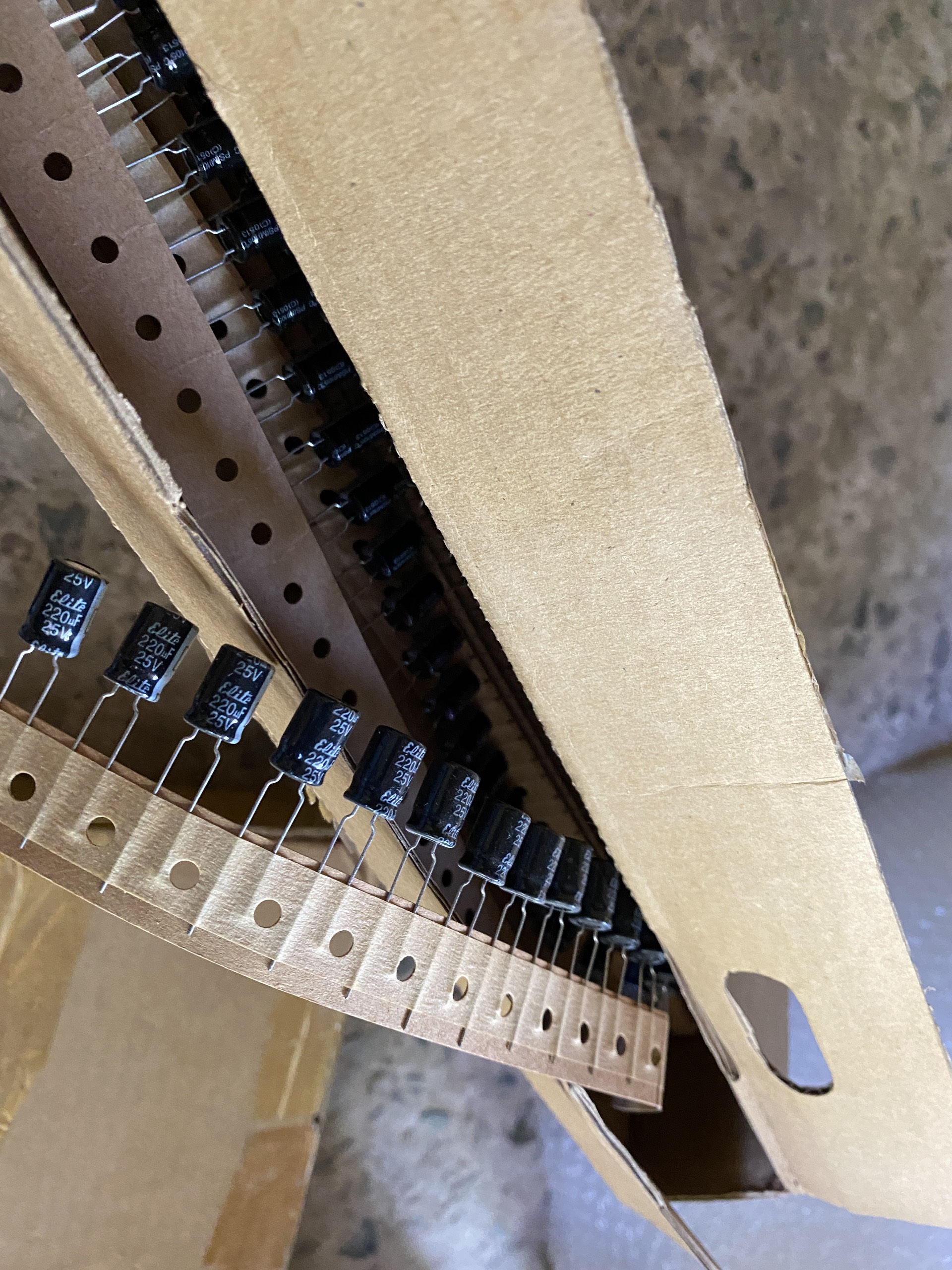 10 Tụ 220uF/25v Elite