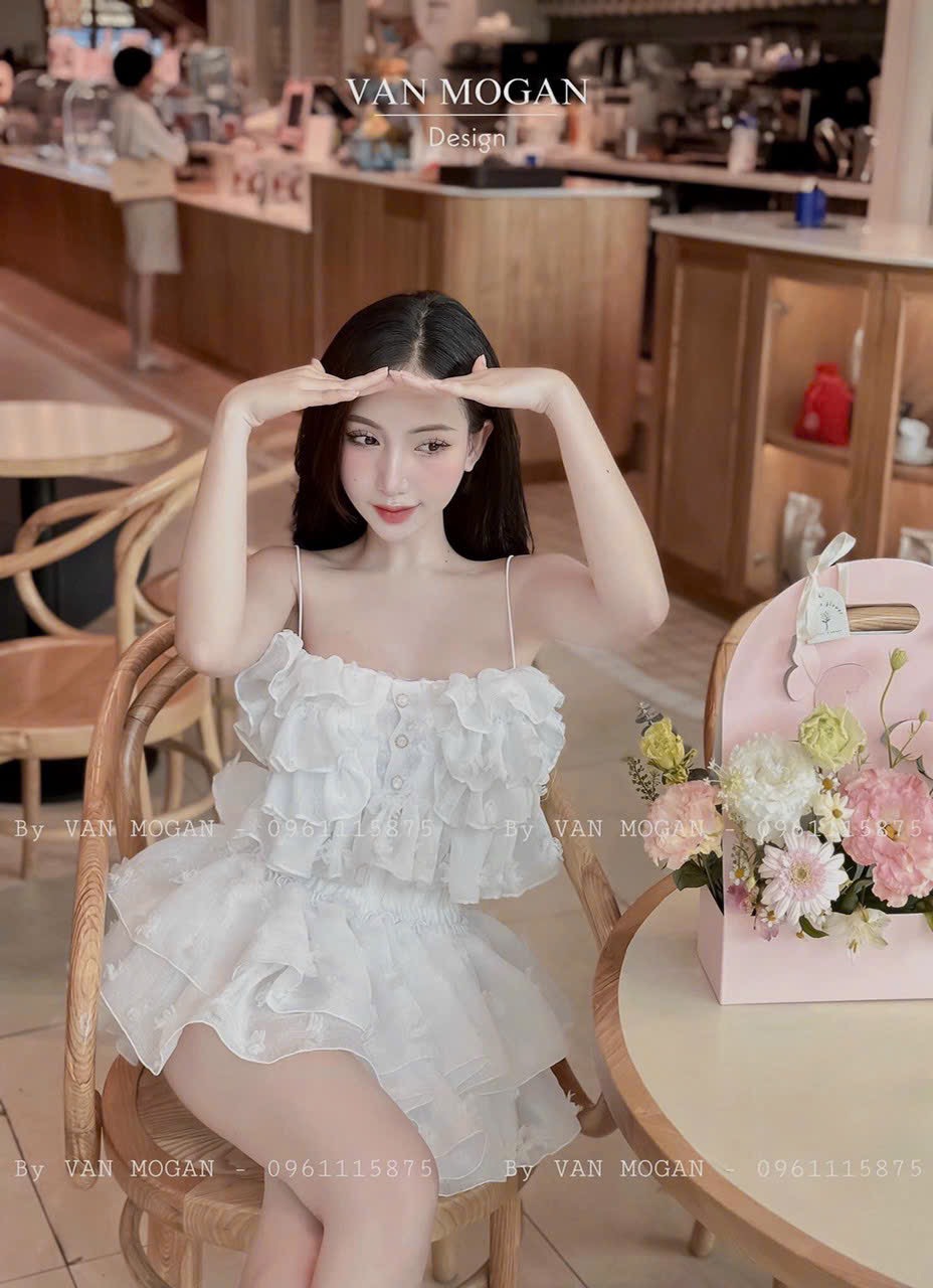 Set bộ siêu HOT áo phối bèo có nút 2 dây mix chân váy xếp tầng xinh xắn, Set bộ hottrend áo 2 dây phối bèo có nút mix chân váy xếp tầng dễ thương, Set thời trang chân váy xếp tầng mix áo bèo 2 dây phối nút TH