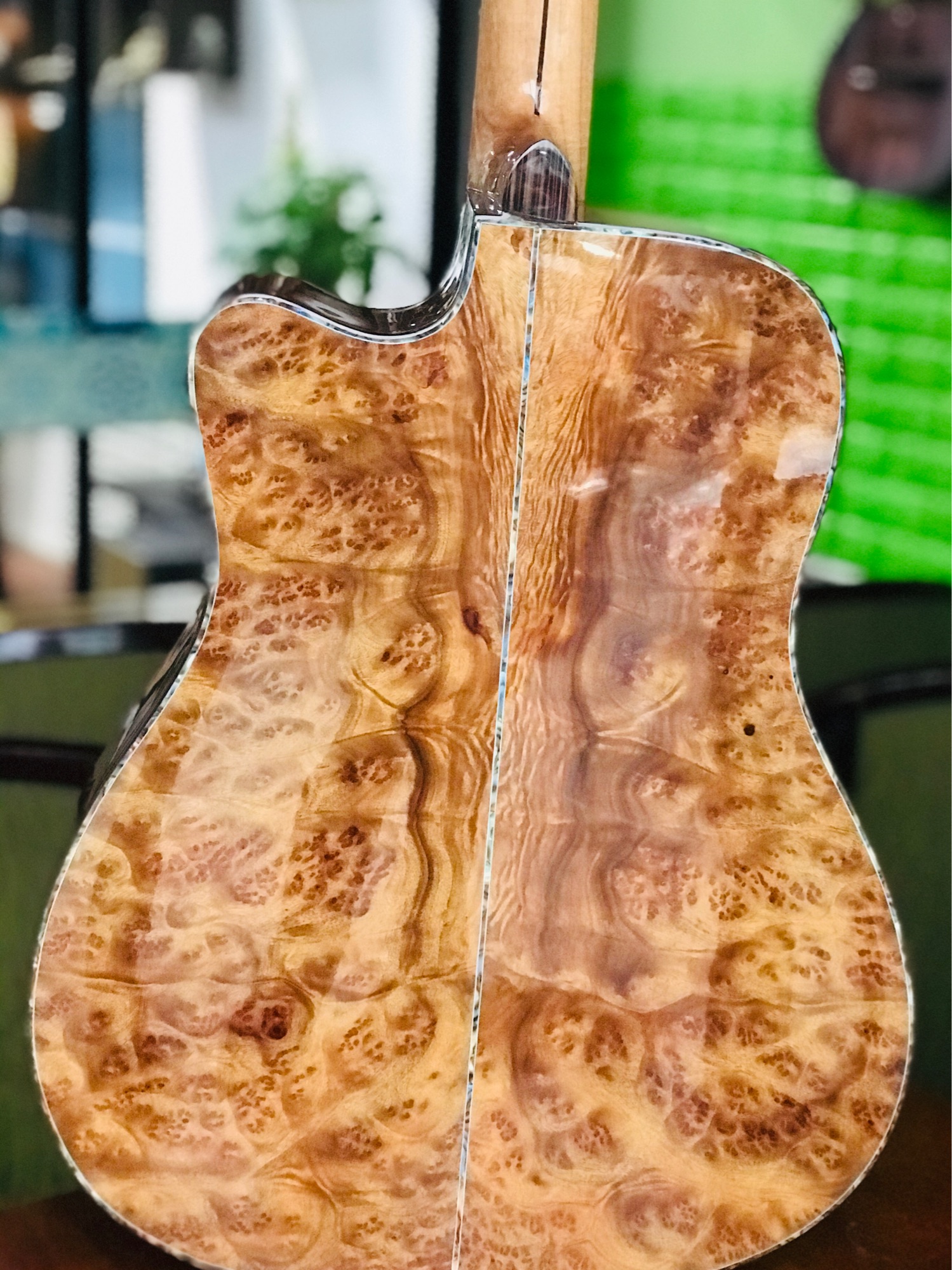 Đàn guitar gỗ XÁ XỊ nu nguyên tấm.