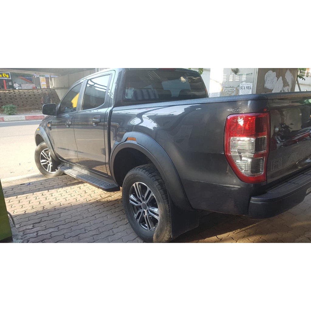 Cua Lốp Ford Ranger Loại Có Đèn Phản Quang