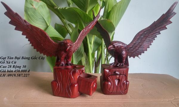 Gạt tàn đại bàng gốc cây gỗ muồng đen bằng tượng đại bàng đứng trên gốc cây.