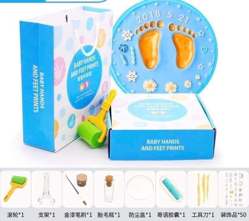 Hộp in dấu vân tay, vân chân cho bé - Hộp dụng cụ tạo hình và lưu niệm - Khay in dấu vân tay chân cho bé yêu làm kỷ niệm khi lớn khôn, thể hiện tình yêu thương của bố mẹ - Bộ đất nặn in dấu tay chân cho trẻ em độc đáo mới lạ