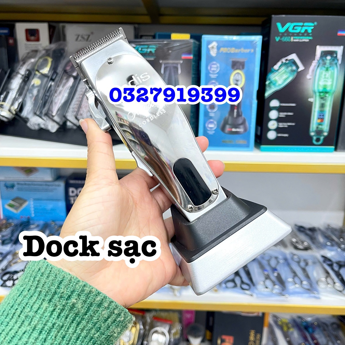 Andis Tông Đơ Cắt Tóc Cao Cấp M9 - Cốc Sạc, Lưỡi Thép Sắc Bén, Màn Hình LCD Báo Pin, Thời Gian Sử Dụng 3 Giờ