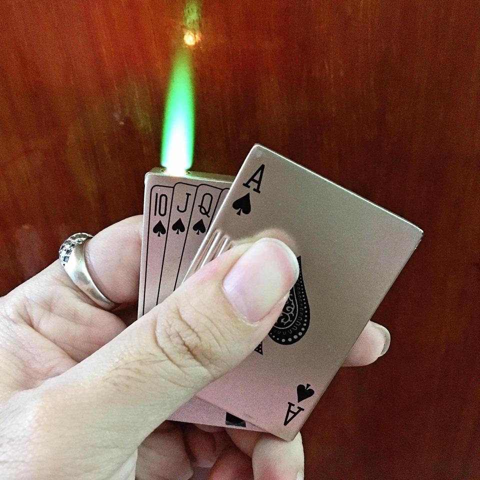BẬT LỬA KHÈ HÌNH LÁ BÀI (CÓ ĐÈN SOI TIỀN GIẢ)