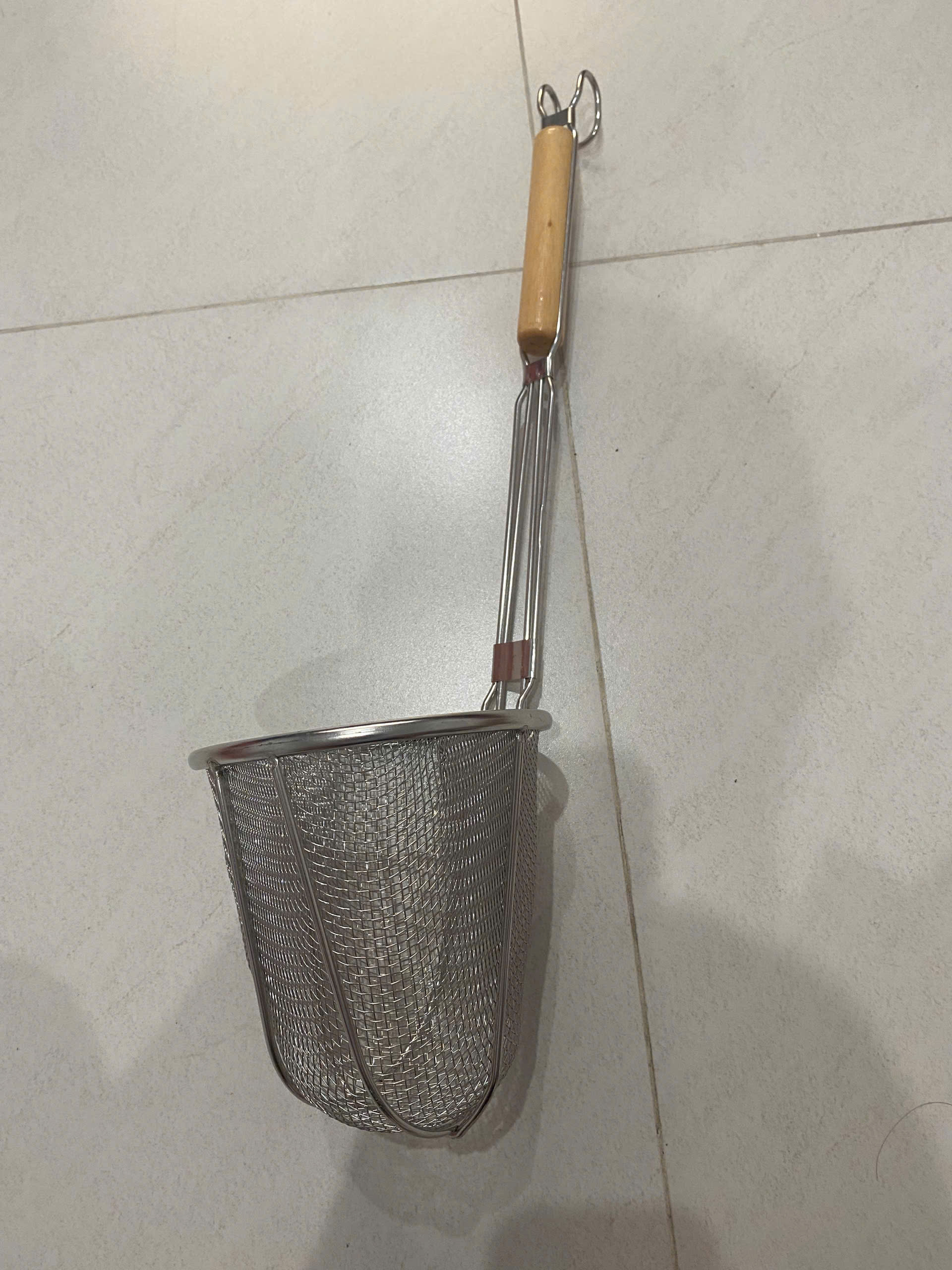 Vợt trụng hủ tiếu sâu lòng cán gỗ