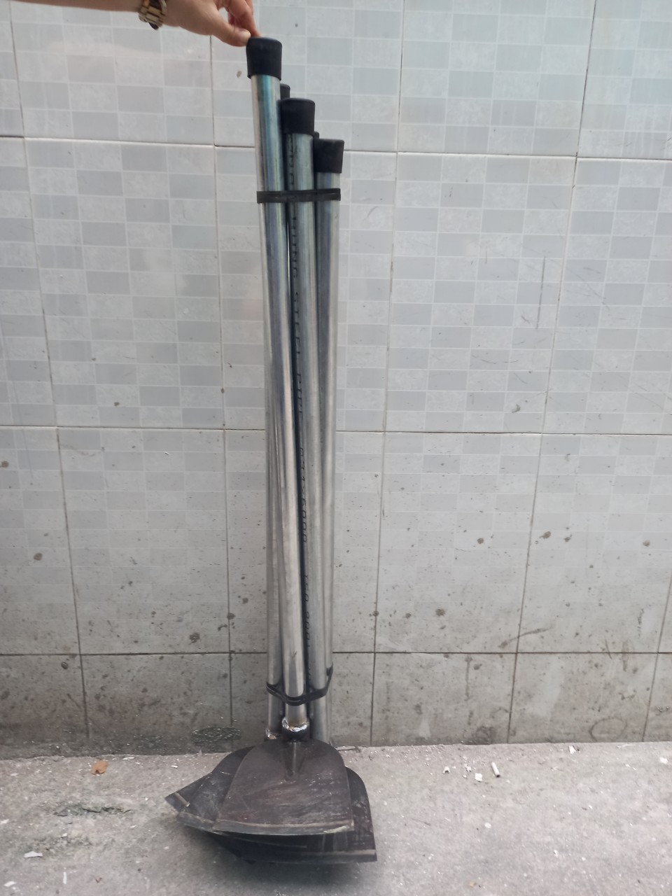 Cuốc đào đất làm vườn có cán dài 1,2 mét