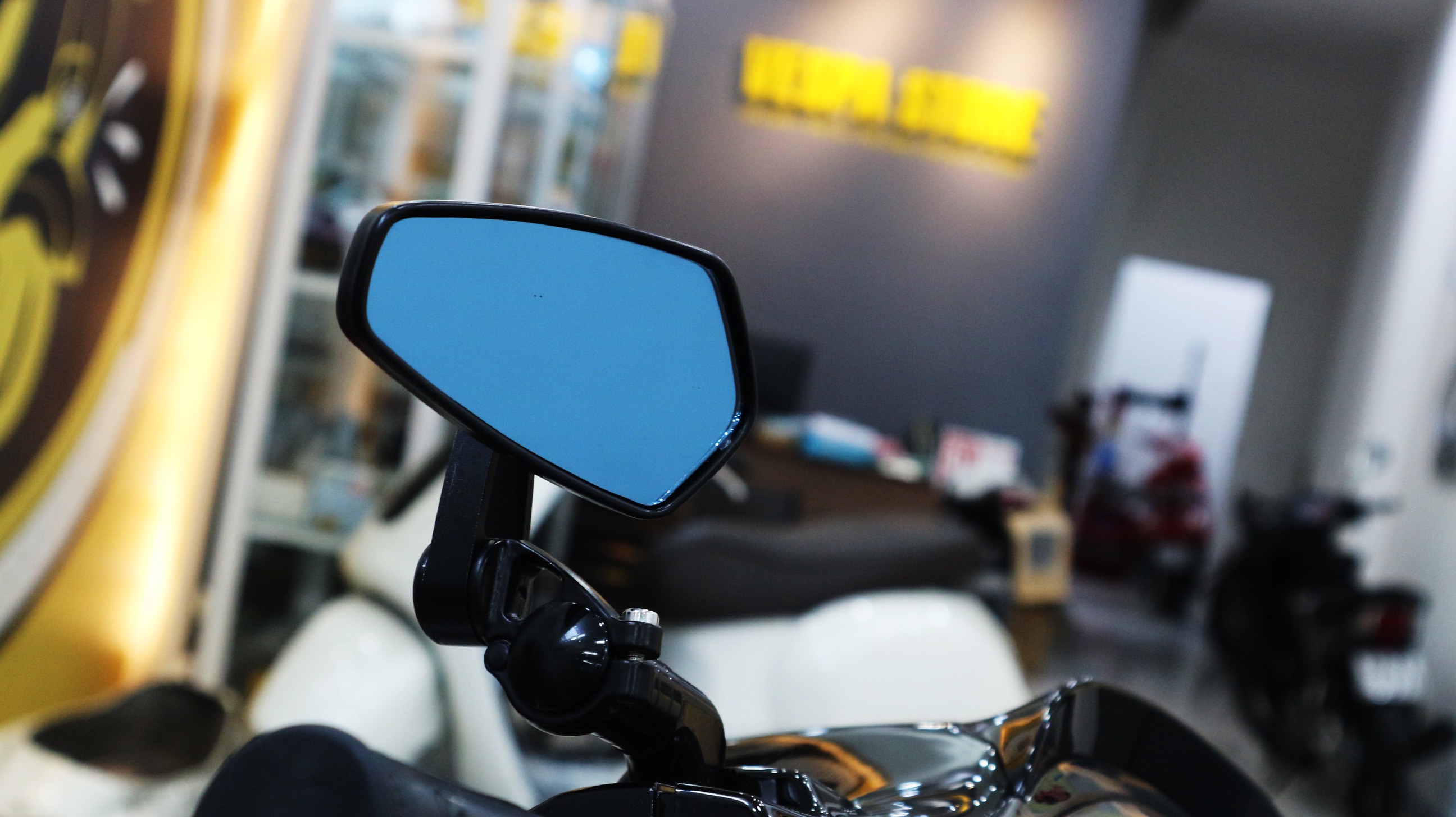 KÍNH CHIẾU HẬU XE VESPA