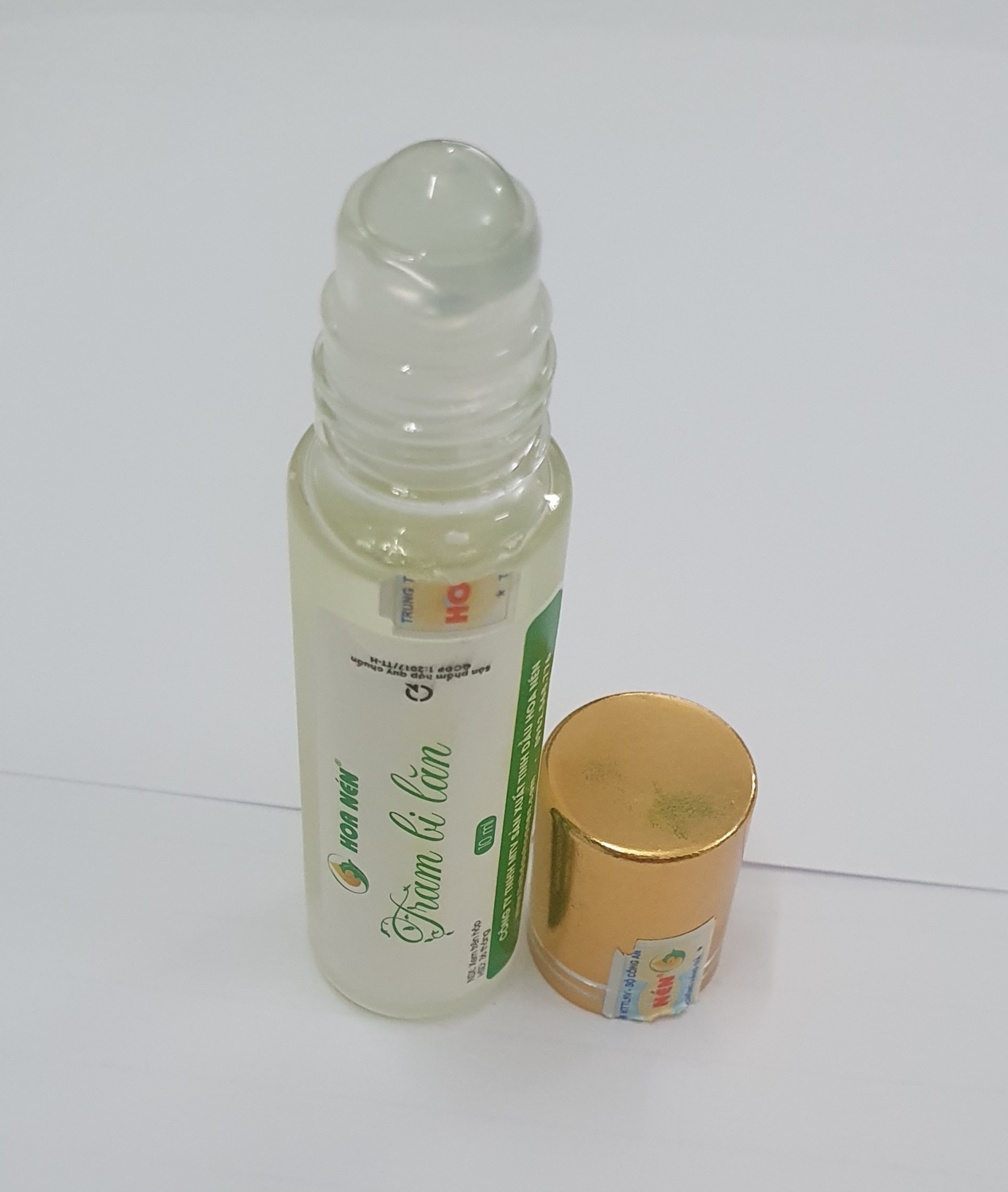 Tinh dầu tràm bi lăn Hoa Nén