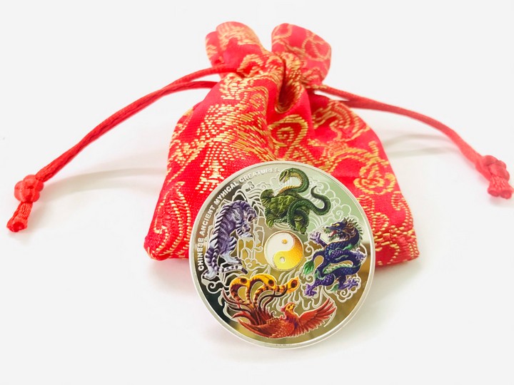 Xu tứ linh phong thuỷ tặng túi gấm, in hình màu 4 thần thú Long Lân Quy Phụng; Đường kính đồng xu là 4cm - SP005093