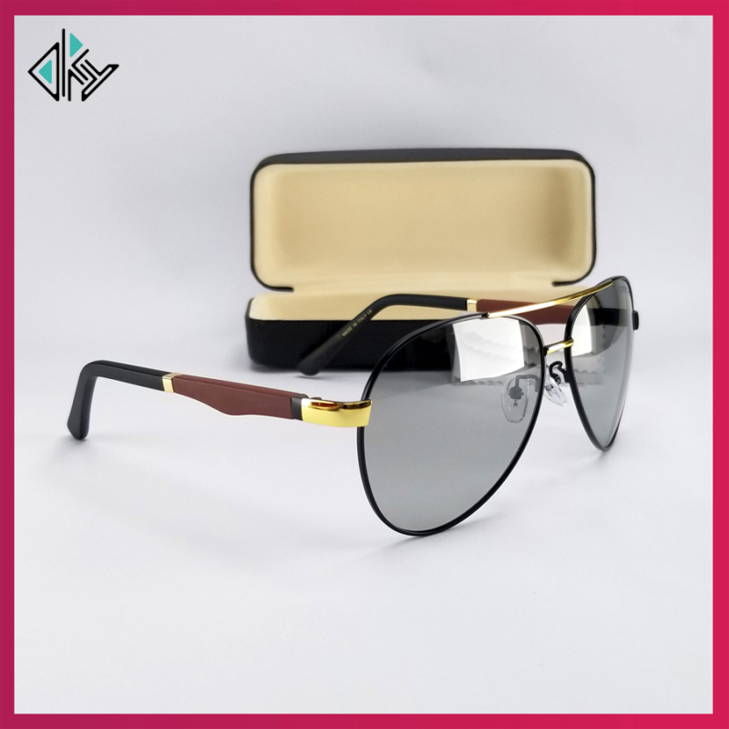 Giá bán Mắt kính đổi màu nam nữ đi ngày và đêm. Tròng kính Polarized không vỡ, phân cực, chống nắng, chống tia UV. Gọng kính kim loại nhẹ không gỉ, bọc cao su non mềm mạị có khớp co giãn, ôm mặt, không kén size