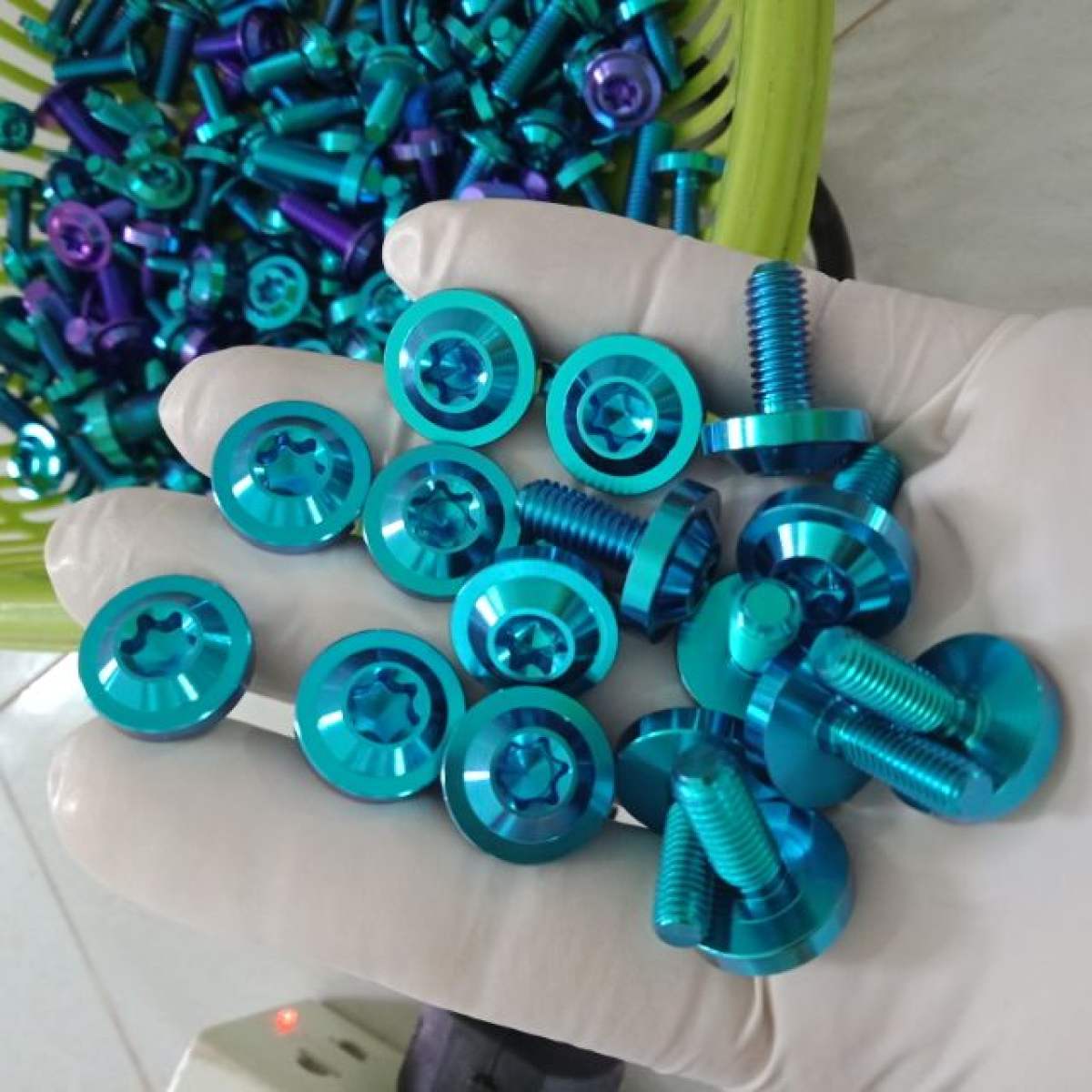 1 ốc titan gr5 6li20 bắt dè trước dè sau ex150