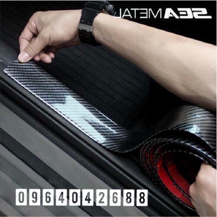 Miếng dán vân cacbon 5cm chống xước ô tô
