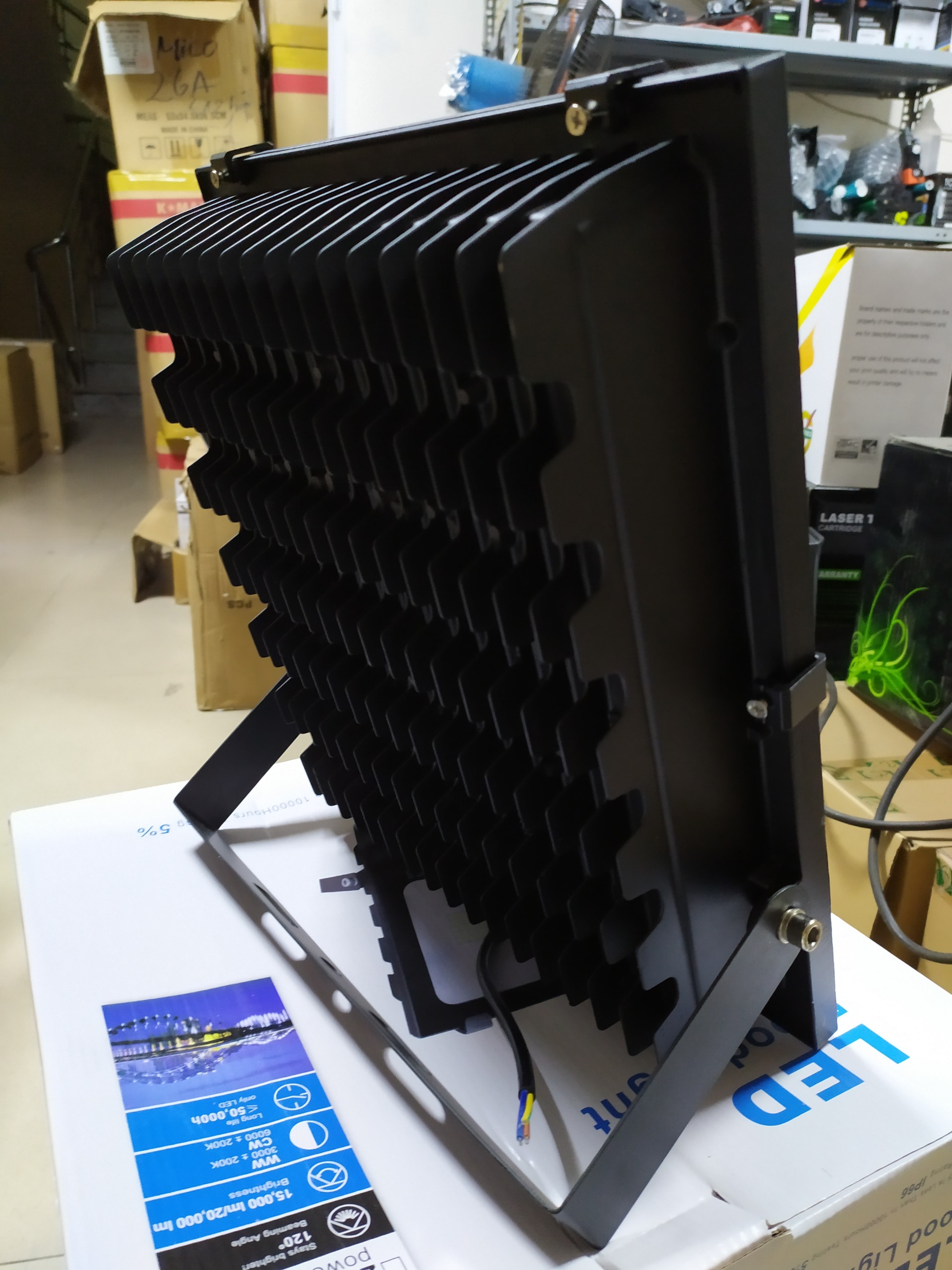 Đèn pha LED 200W chiếu ngoài trời giá tốt