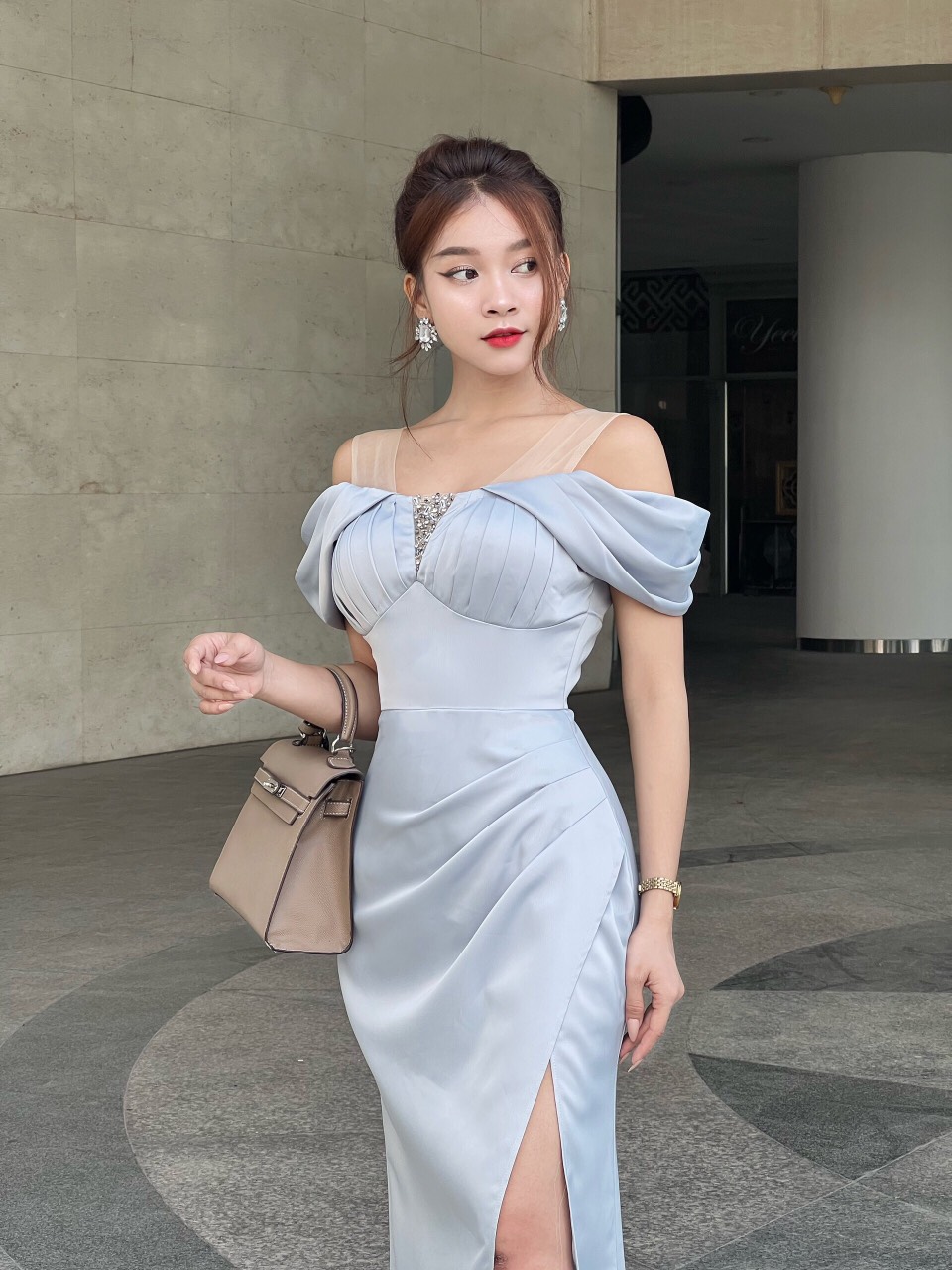 ĐẦM DẠ HỘI XẺ TÀ TRỄ VAI