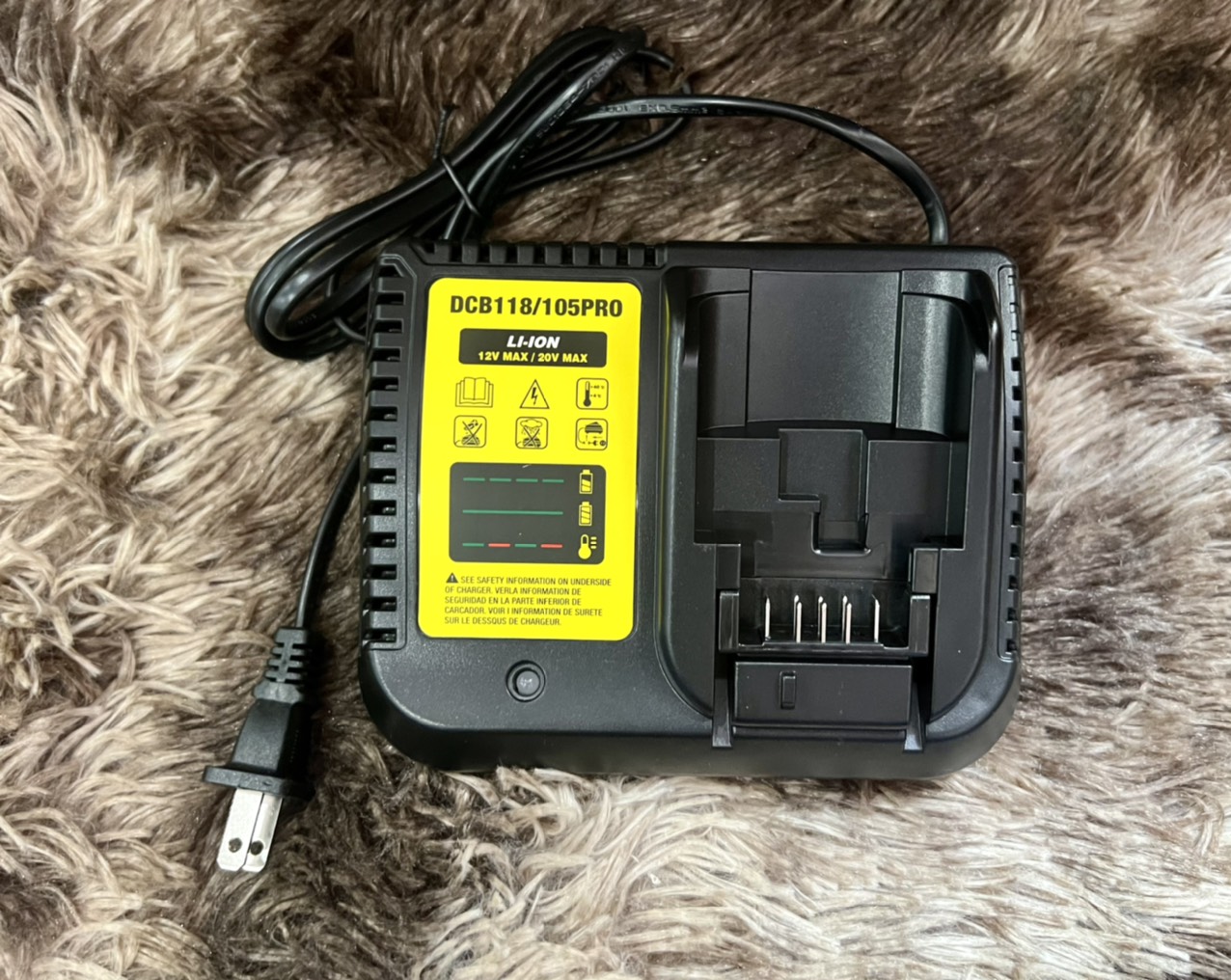 Sạc Dewalt Dcb118- 3A , Điện 220V.