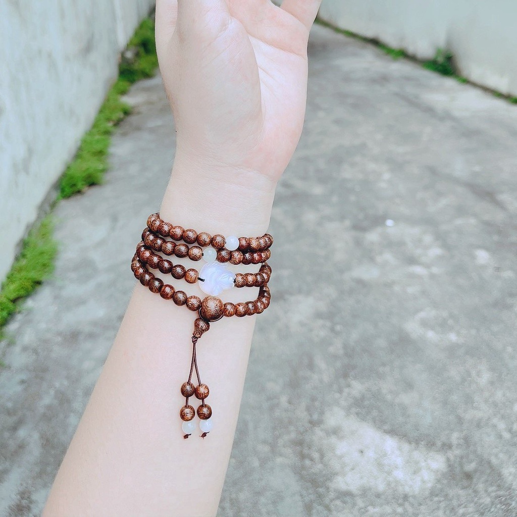 Vòng tay hồ ly đá dạ quang phối trầm hương tốc thiên nhiên_ freesize