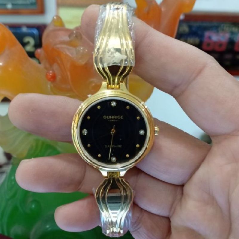 Đồng hồ lắc tay nữ 9937SA dây vàng mặt đen, kính sapphire chống xước, chống nước cực tốt