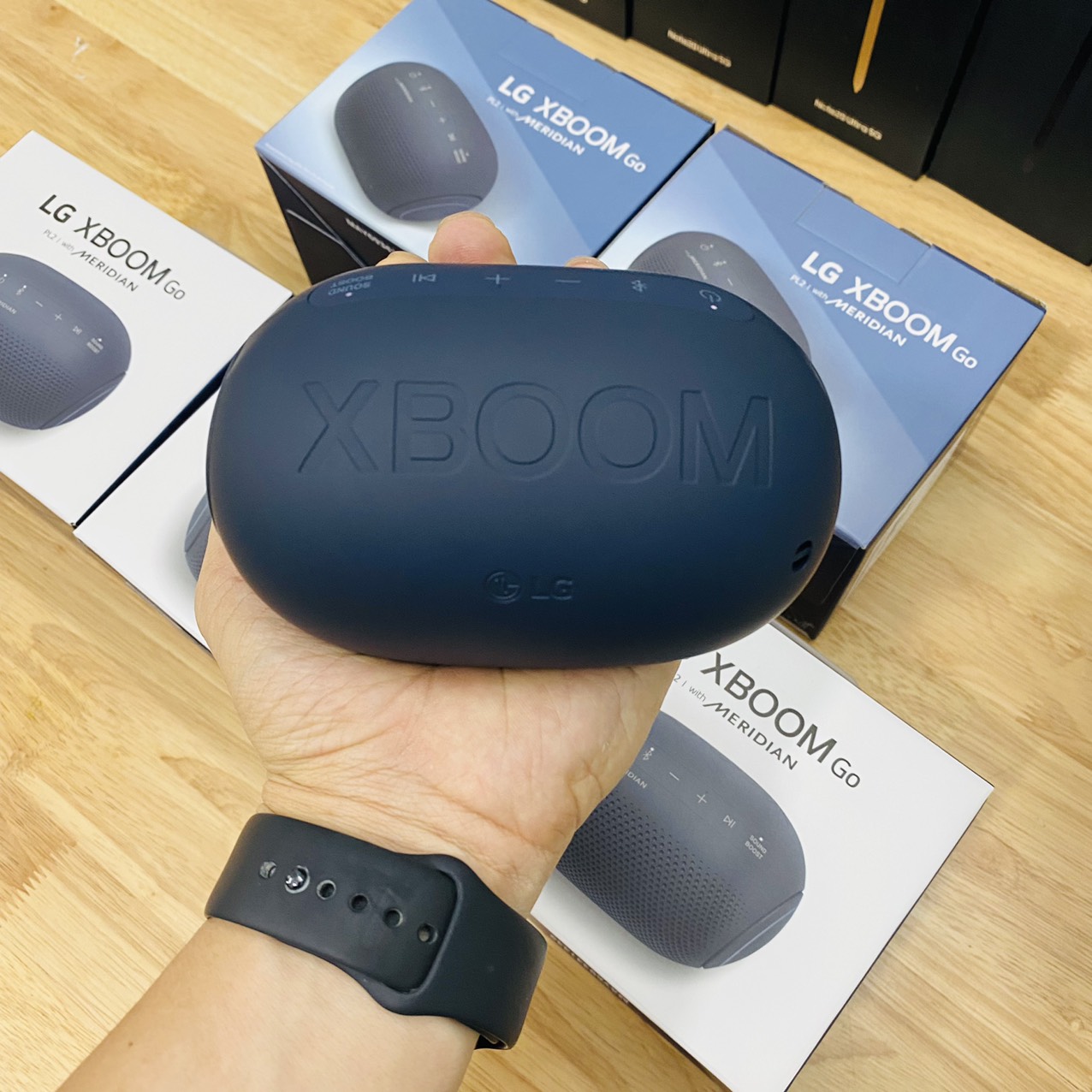 Loa Bluetooth LG XBoom Go PL2 công suất 5W, thời lượng pin...