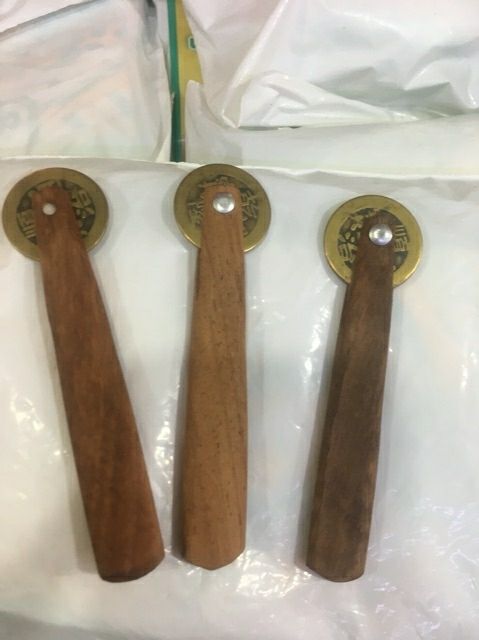 Đồng xu cạo gió cán gỗ