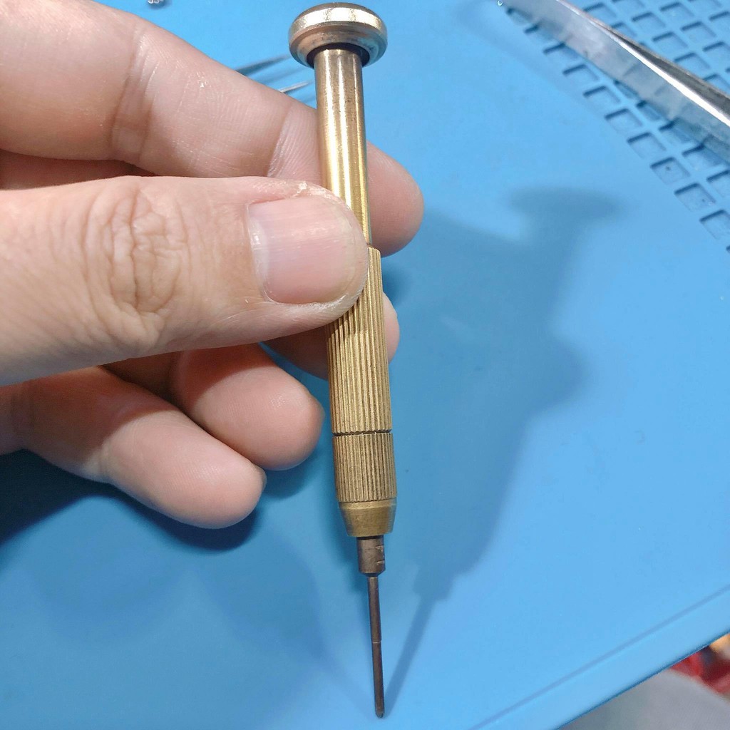 Tua vít 4 cạnh dùng mở ốc đồng hồ