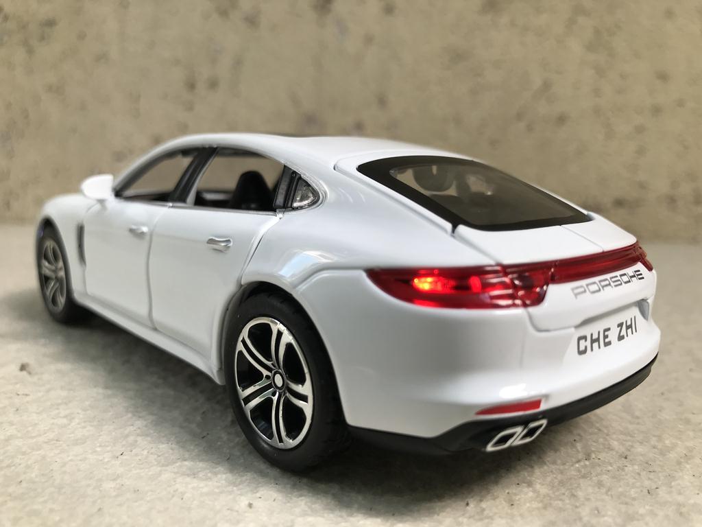 Mô hình xe ô tô Porsche Panamera 1:32