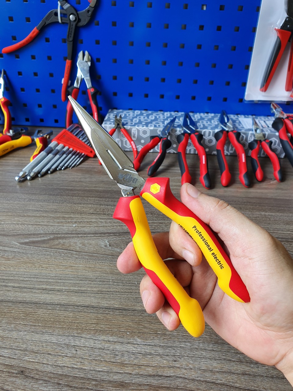 Kìm mỏ nhọn cách điện 1000V Wiha 26727
