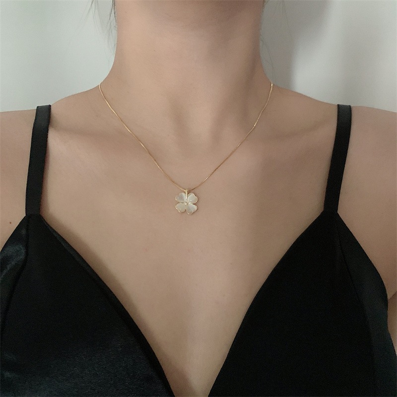 Dây chuyền đá pha lê hình cỏ 4 lá may mắn - Hàng chuẩn titan màu sắc bóng đẹp - Cam kết 1 đổi 1 nếu đen và gỉ sét