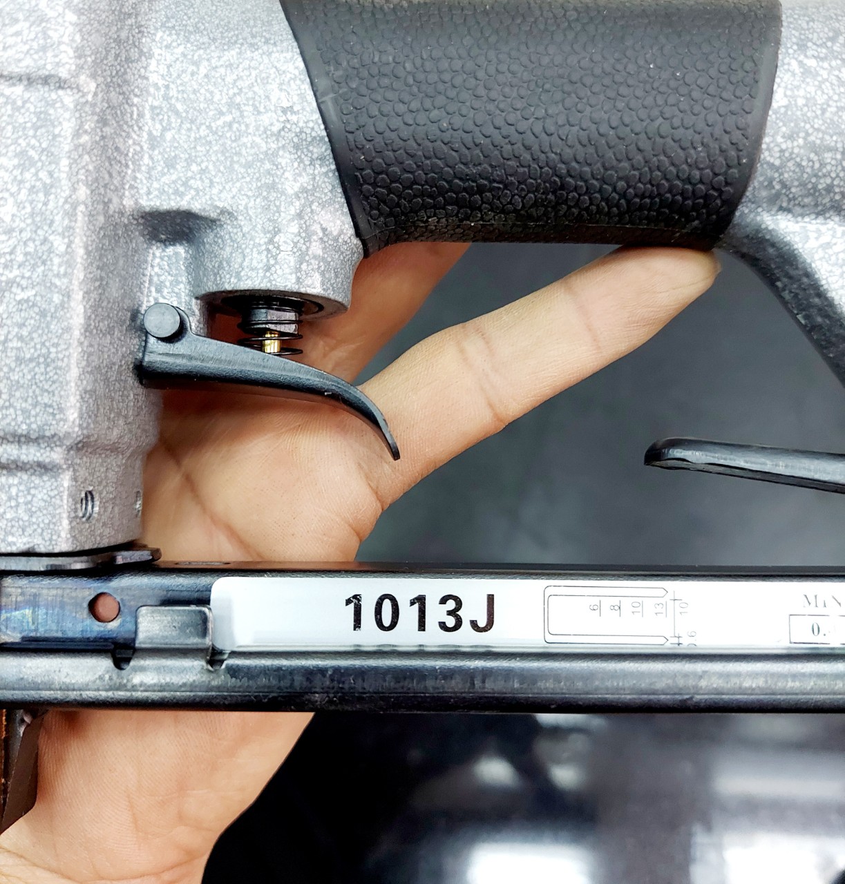 Súng bắn đinh U dùng hơi TAK-1013J