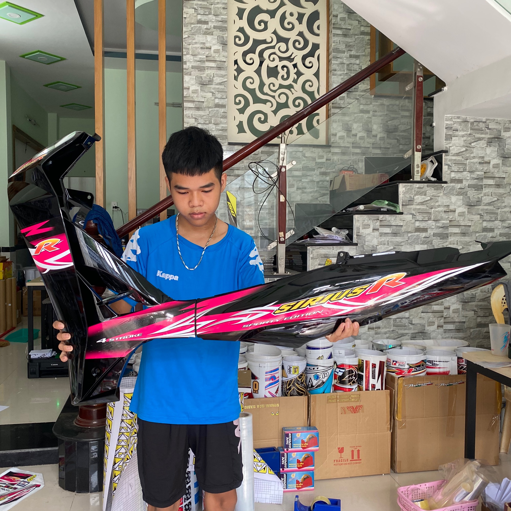 Tem rời sirius chữ R hồng dán xe đen