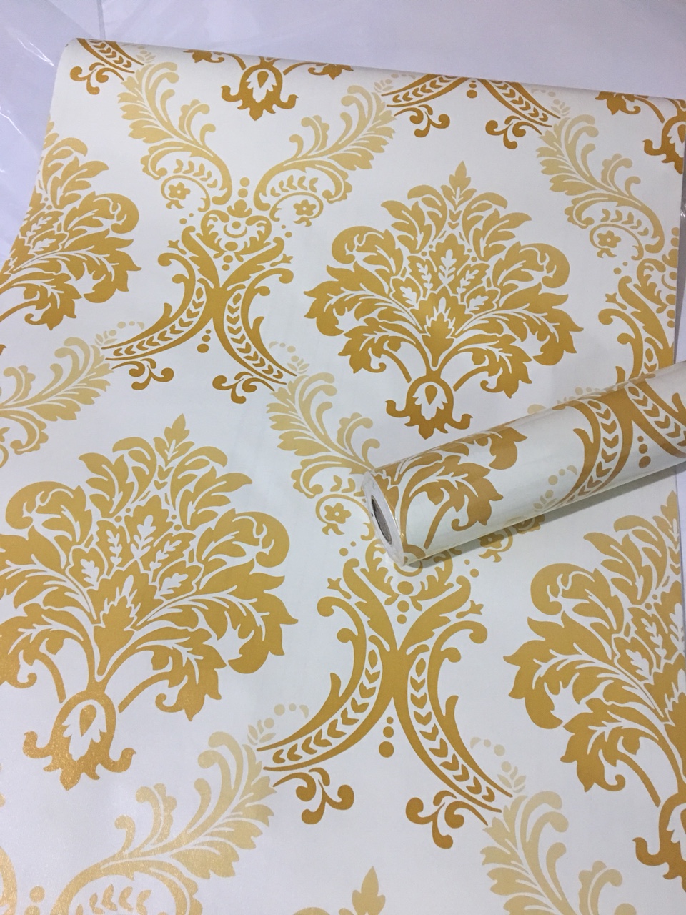 giấy dán tường họa tiết châu âu vàng ( cuộn dài 10m, khổ rộng 45cm, giấy có keo sẵn )