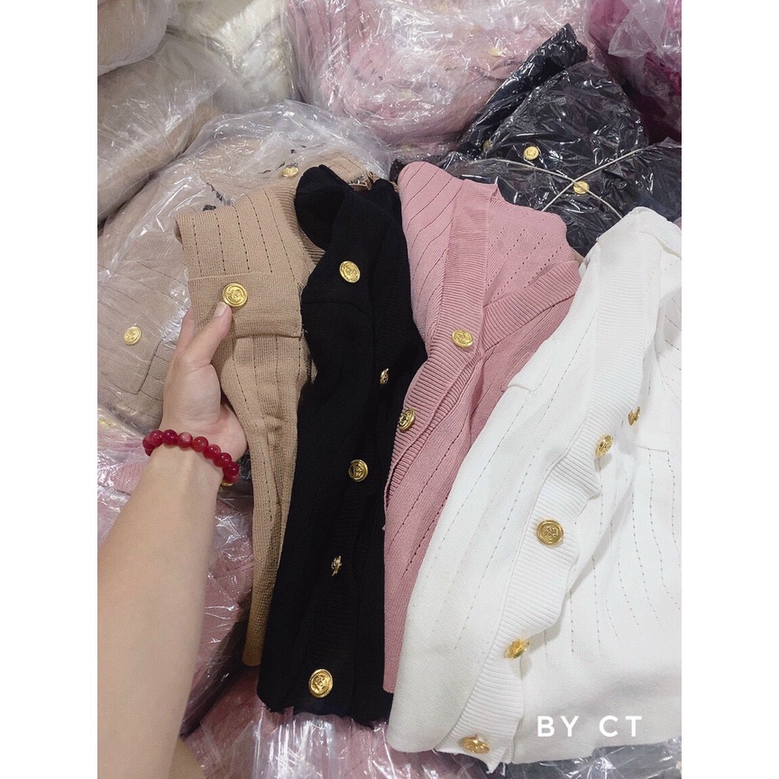 Áo len cổ tim phối khuy cúc vàng dáng dài tay