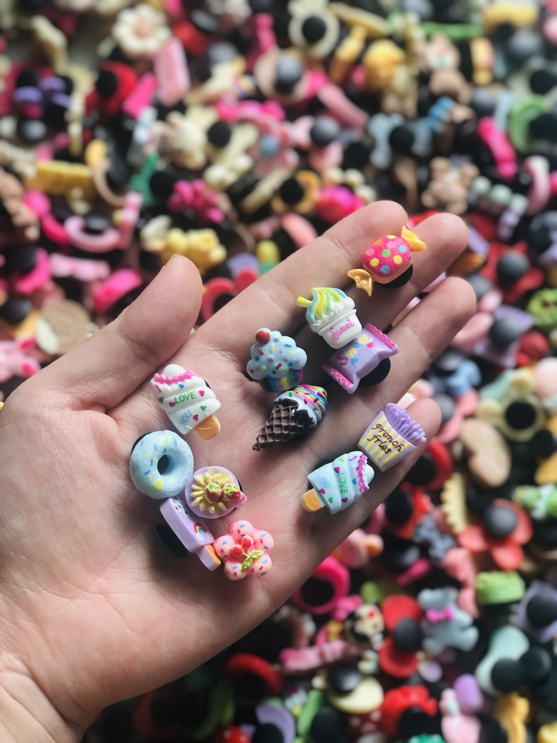 Bộ 10 STICKER CHARM JITBITZ 3D đá gắn dép sục CROSS