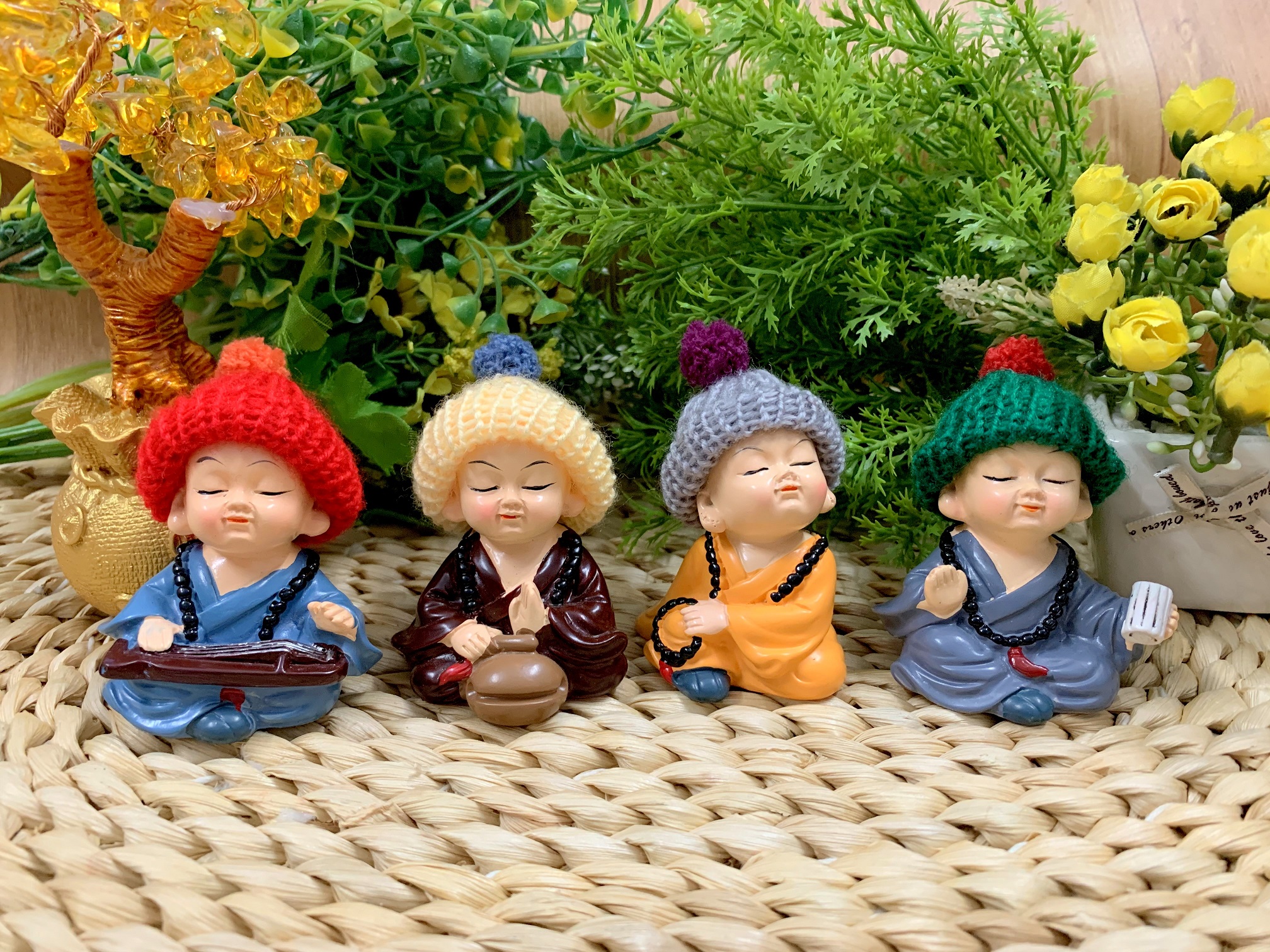 Bộ 4 tượng chú tiểu Cầm Kỳ đội nón len