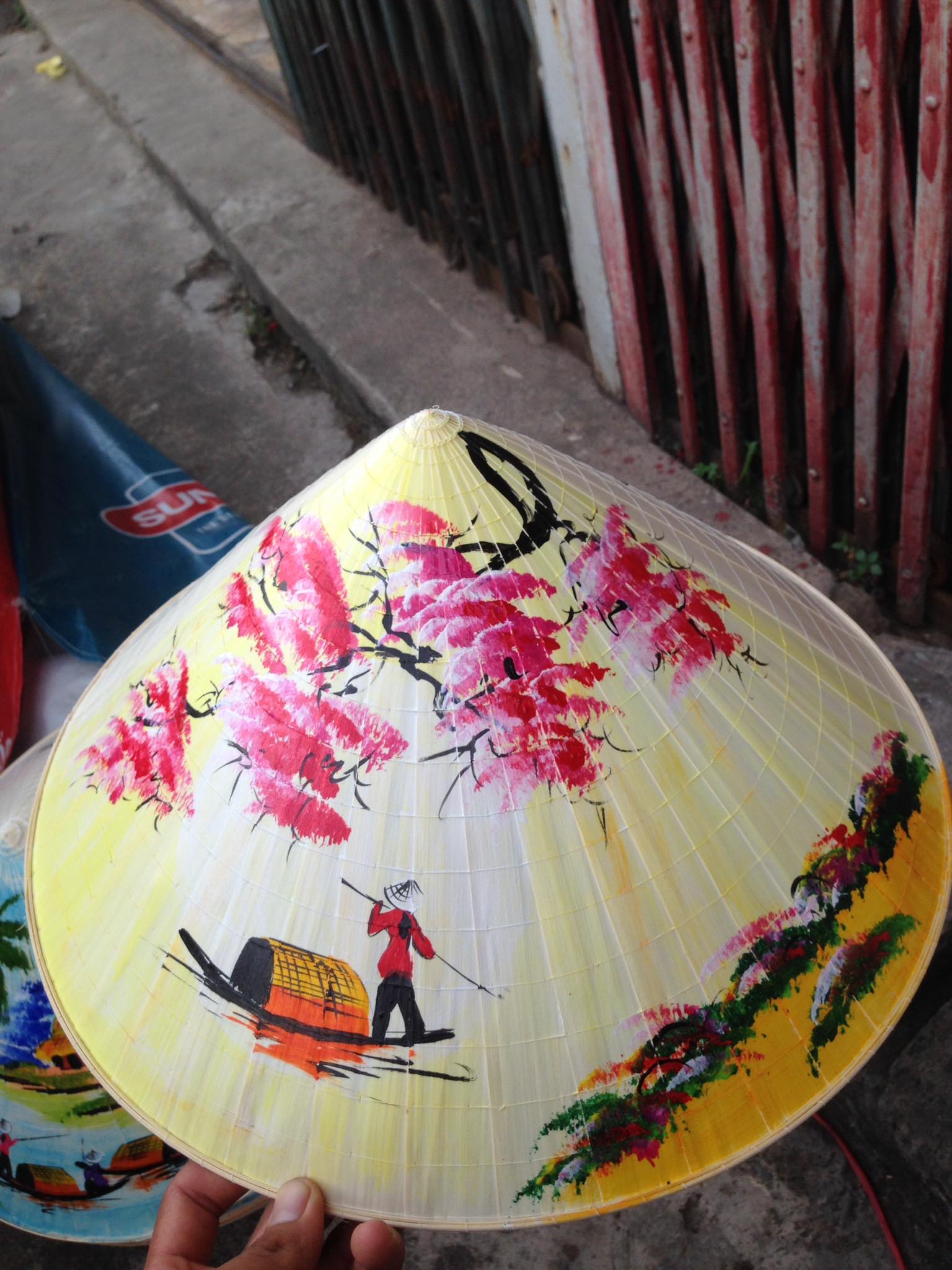 Vẽ tranh lên nón lá
