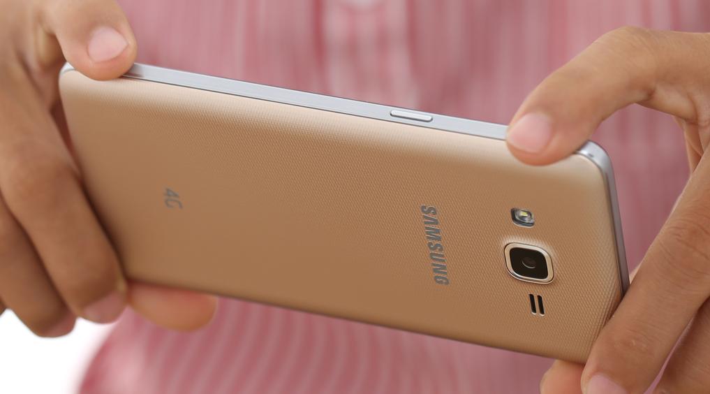 Điện thoại Samsung Galaxy J2 Prime trưng bày