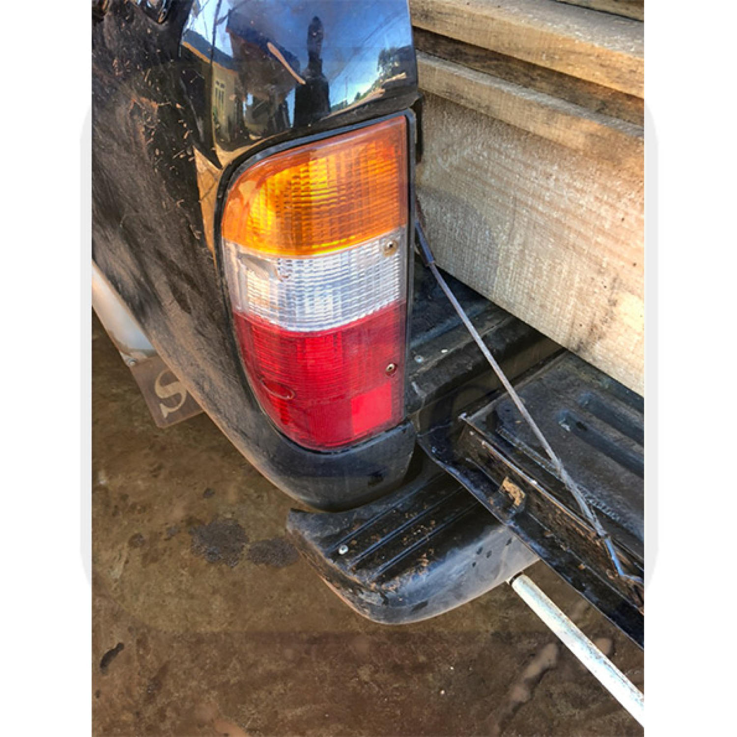 ĐÈN HẬU FORD RANGER 02